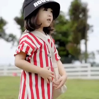 Gaun Lengan Pendek dengan Motif Garis Garis dan Gambar Gaun Lengan Pendek dengan Motif Garis Garis dan Gambar