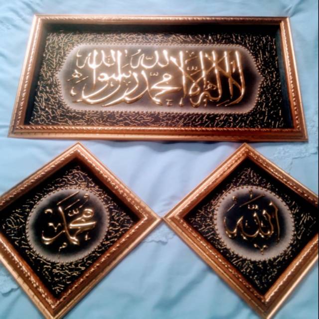 Set kaligrafi timbul kuning emas