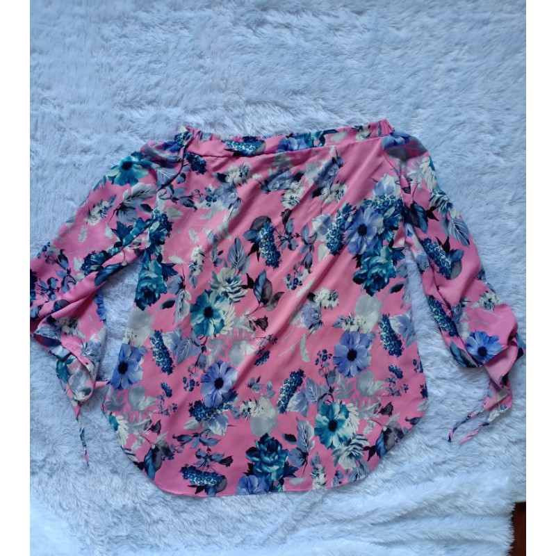 Preloved Blouse Sabrina motif bunga