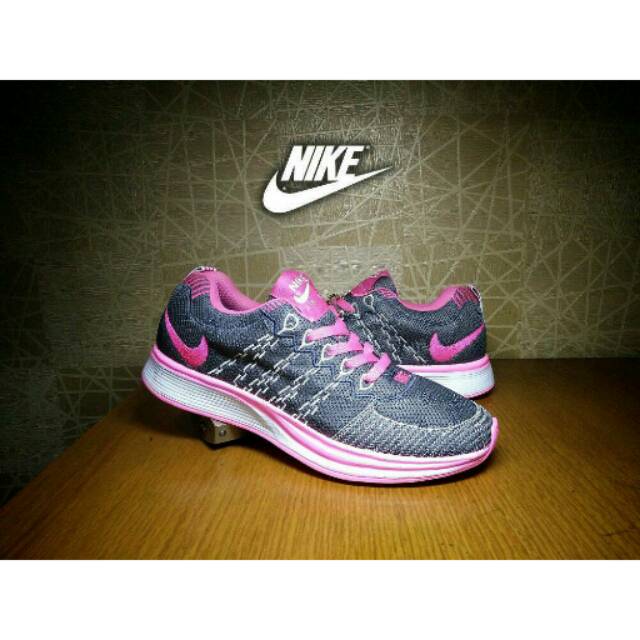 nike flyknit racer pink