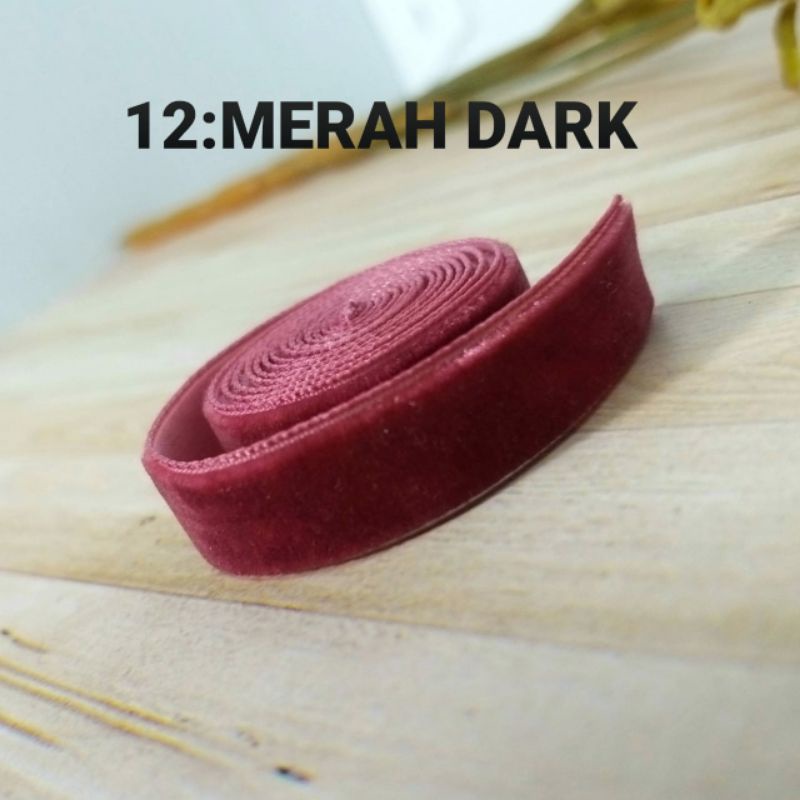 

per rol 15 meter,pita bludru/velvet warna merah dark lebar 1 cm