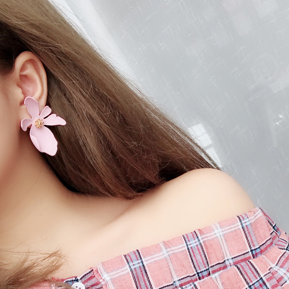 Anting Stud Bentuk Bunga Daisy Bahan Logam Untuk Wanita