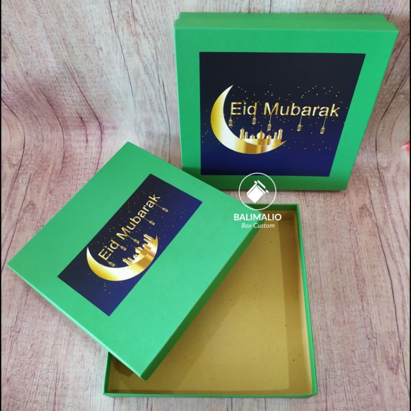 

BOX SEGIEMPAT 25x25 T.8 DENGAN STICKER/ Box Hampers / Kotak Kado