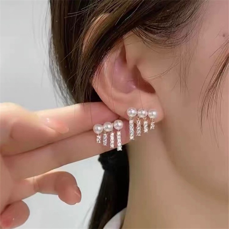 Anting Tusuk Gantung Temperament Desain Tiga Mutiara + Berlian Imitasi Gaya Korea / Simple Untuk Wanita