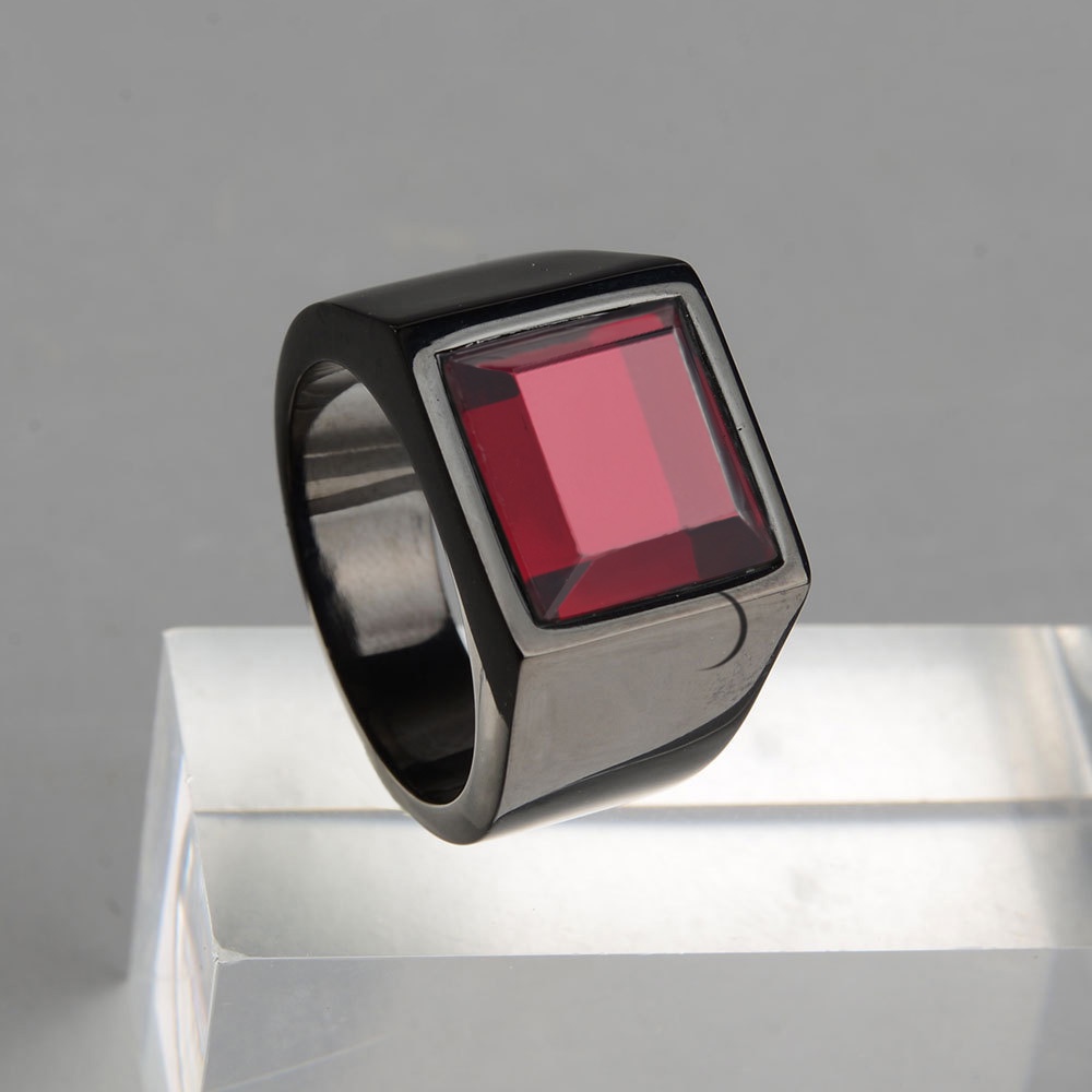 Cincin Bahan Titanium Steel Warna Hitam Aksen Batu Ruby Kristal Bentuk Persegi Untuk Pria