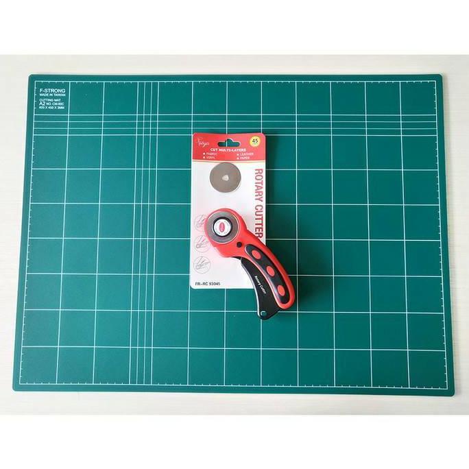 

Big Sale Paket Hemat Cutting Mat A2 (2 sisi) + Rotary Cutter Freya + Refill Diskon