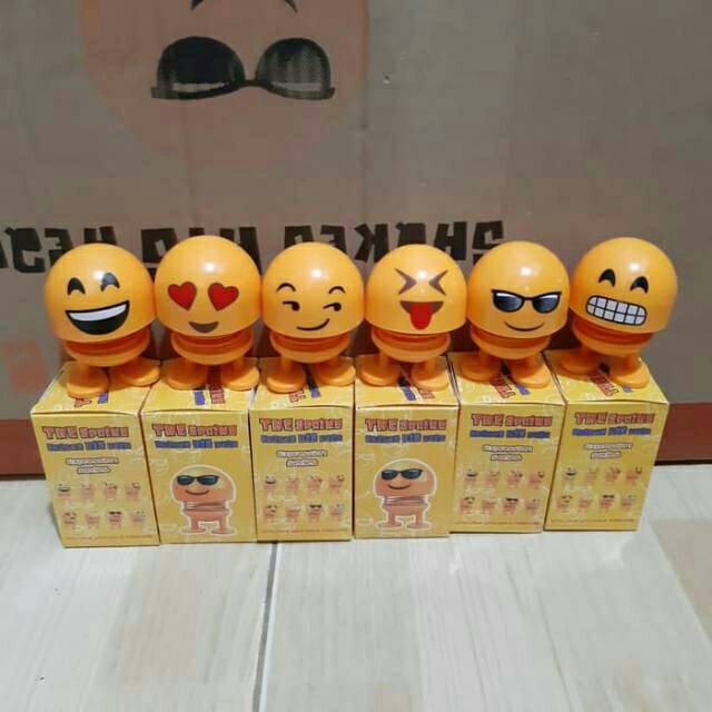Hiasan Mobil. Boneka Emoji. Kepala Emoji. Emoji Mobil. Kepala bergoyang