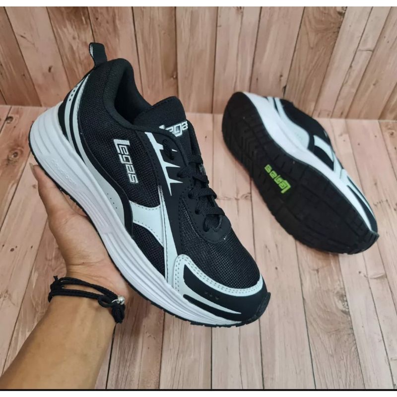 sepatu warna hitam putih/sepatulegas/legas hitam