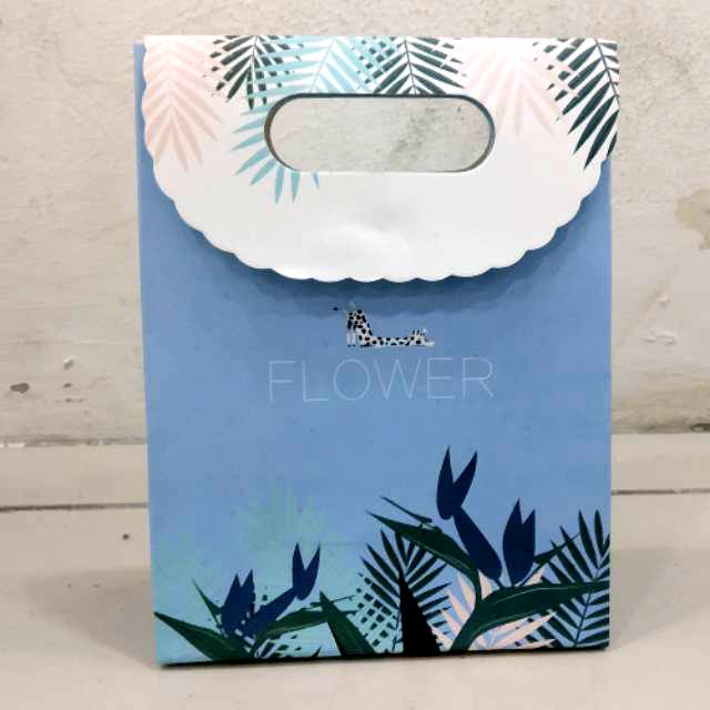 

Paper bag size 16.5*12*6cm
