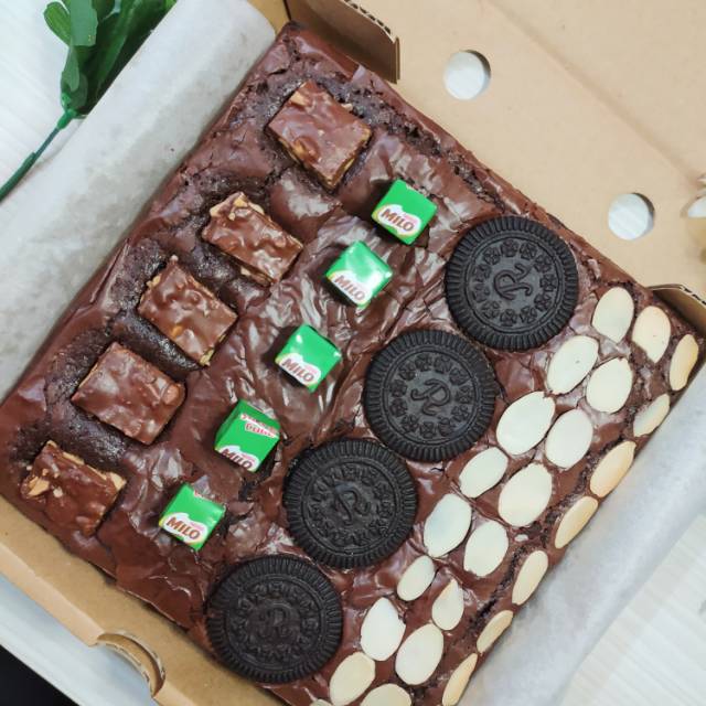 Brownies Bella Brownies Panggang Premium Melted topping Silverqueen Milo Almond Oreo II HAMPERS LEBARAN 2023