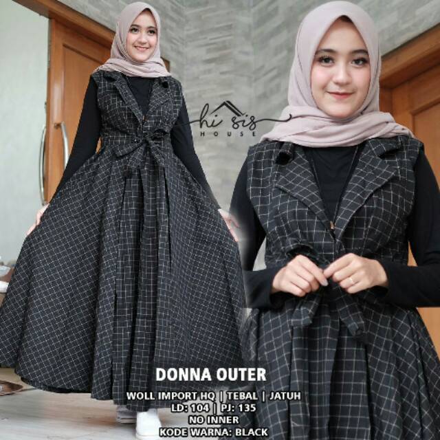 Donna outer by hi sis house