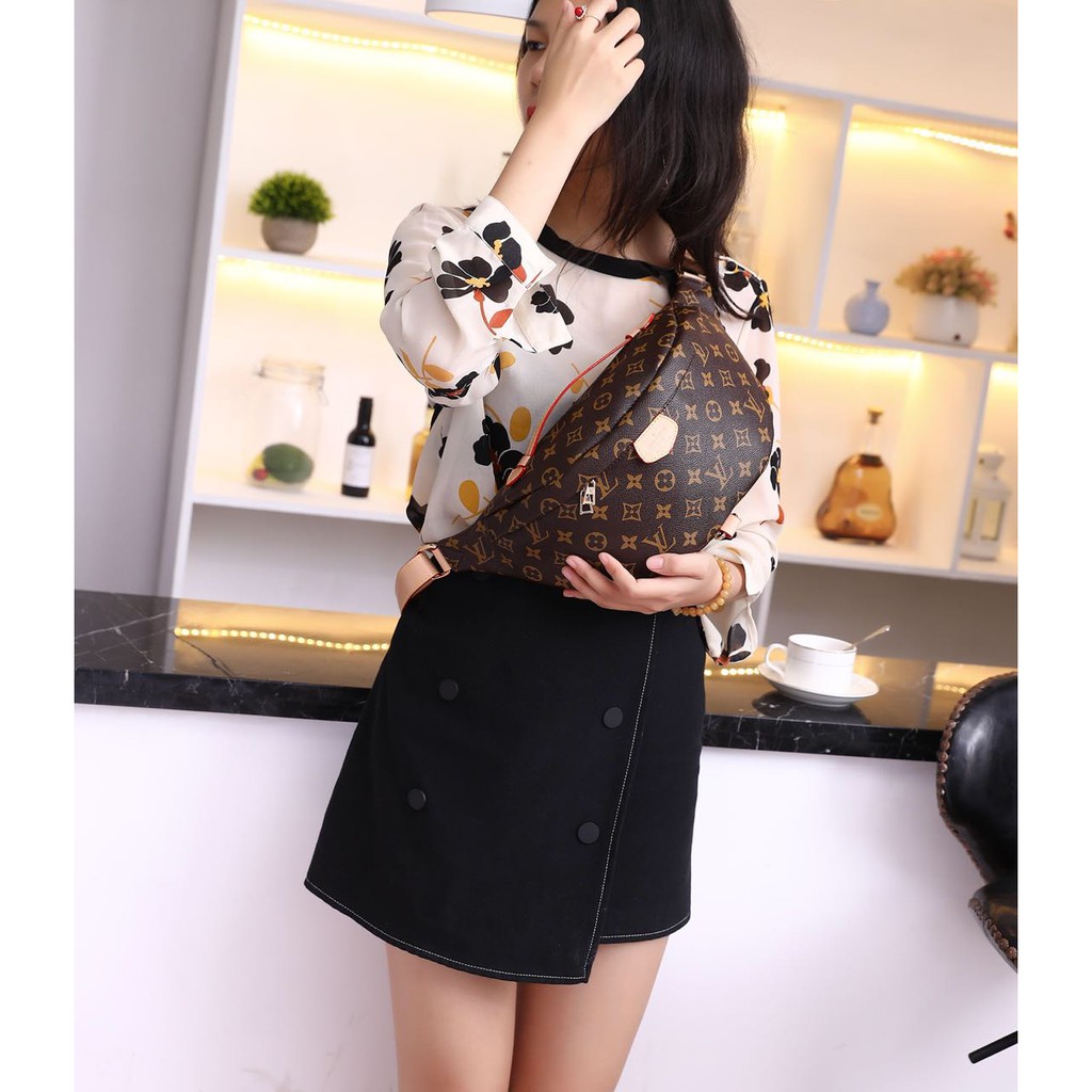Waist Bag Lv Louis Vuitton Bumbag..... Kode F2322