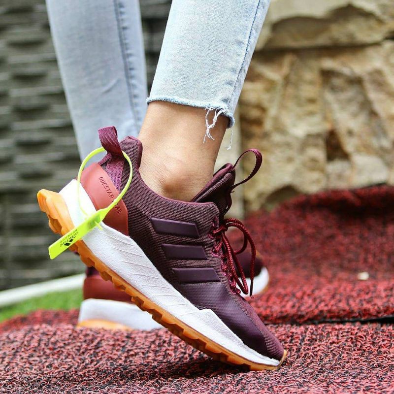 Sepatu Sneakers kets adidas questar trial