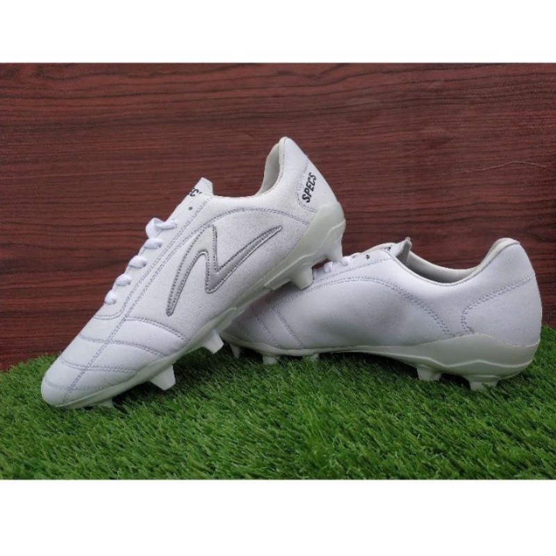 sepatu bola futsal SPECS