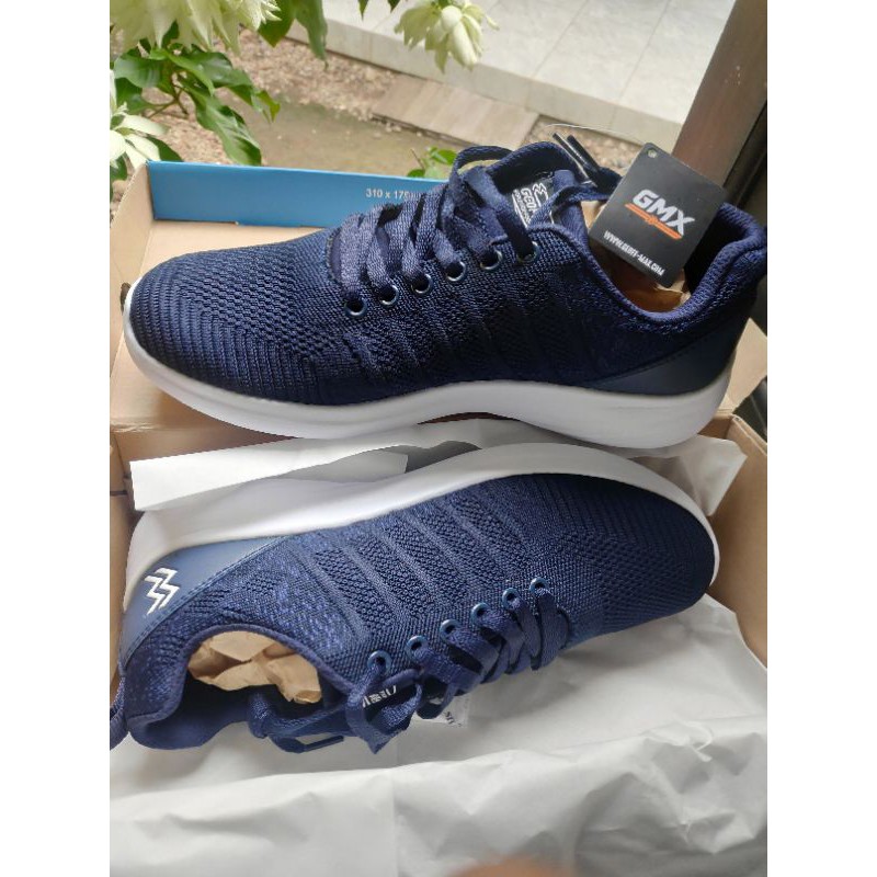 Sepatu atletica by geof max