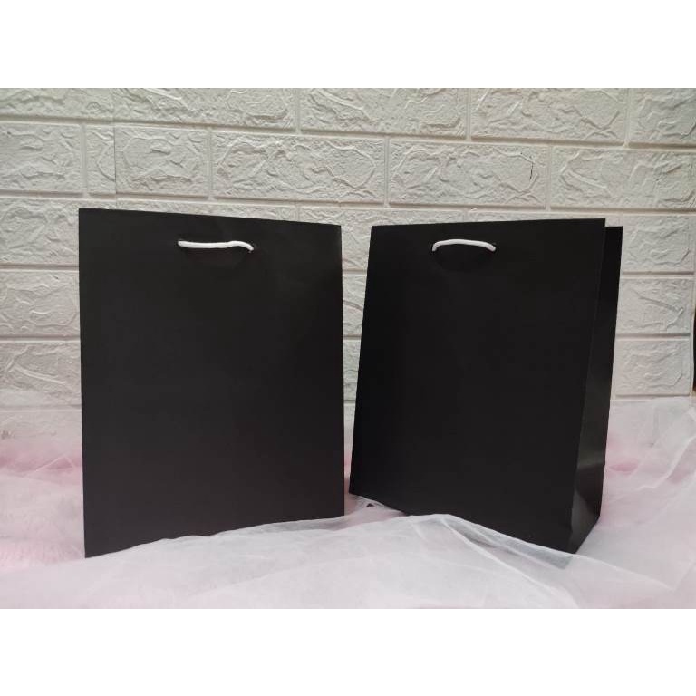 

Paper bag hitam Tas Kertas Polos Hitam Ukuran 20x10x25 (20x25)