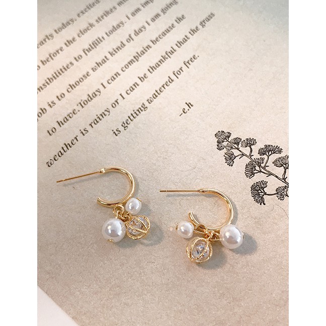 LRC Anting Tusuk Fashion Golden C-shaped Diamond Earrings D73387