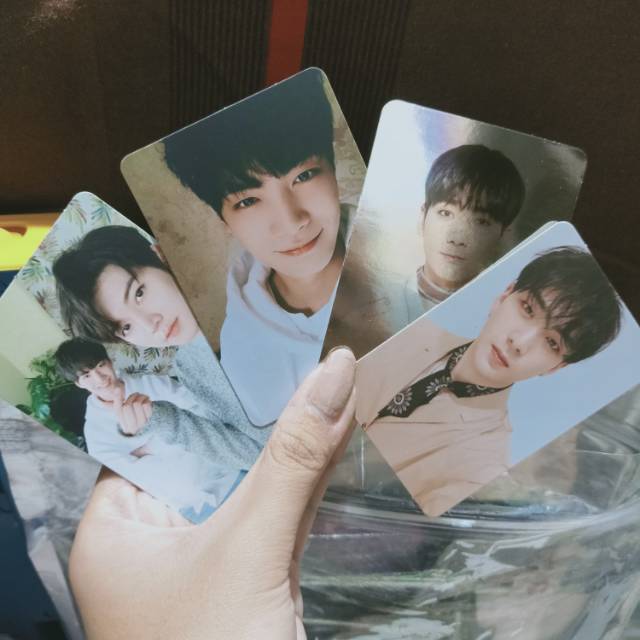 Nuest w official Photocard