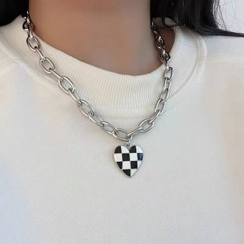 Kalung Liontin Cinta Hati Kotak-kotak Retro Hitam Dan Putih Perhiasan Rantai Tebal Wanita Fashion Yang Dipersonalisasi