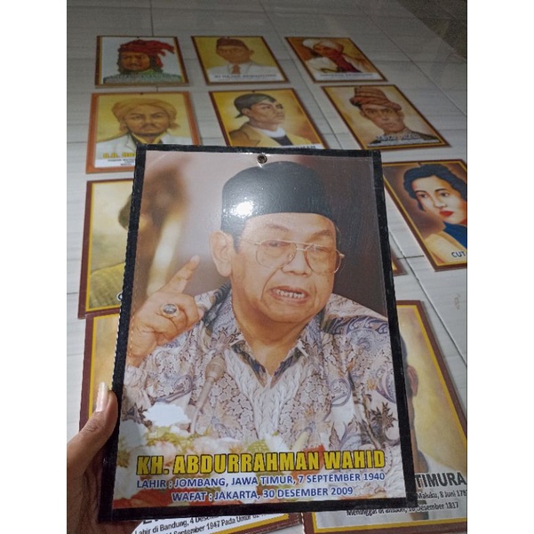 Poster/Gambar Pahlawan bawahan triplek dan dilapisi plastik. Bisa Request gambar