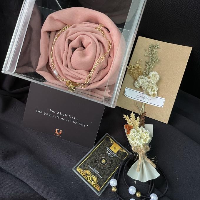 

Hampers Tahun Baru / Kado Ulang Tahun Hijab + Logam Mulia 0.05Gr .