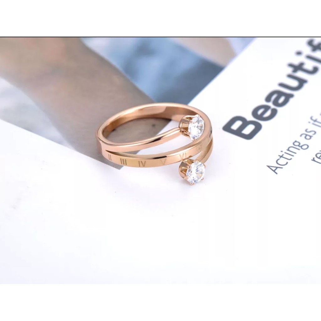 Cincin Titanium Model Dengan Angka Romawi 2 Diamonds Tersedia Warna Rose Gold, Gold dan Silver
