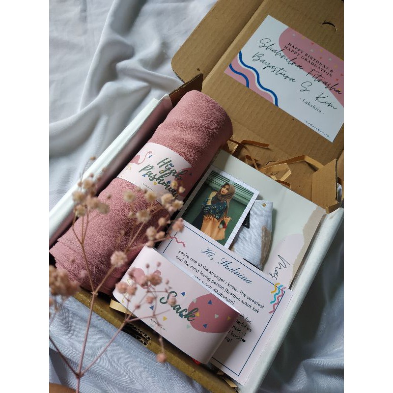 

Custom Gift Box Kadoinbox.id - Kado Wisuda - Kado Ultah - Kado Cewek - Pasmina - Masker