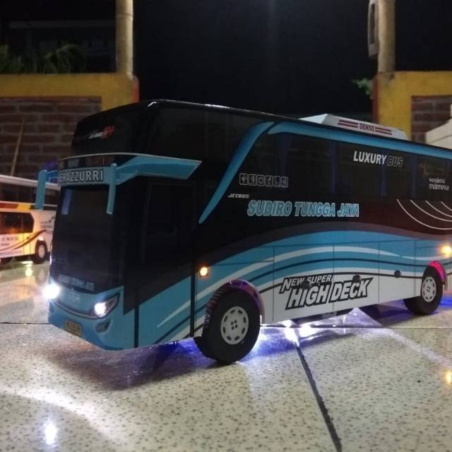 Miniatur bus bis Sudiro Tungga Jaya lampu
