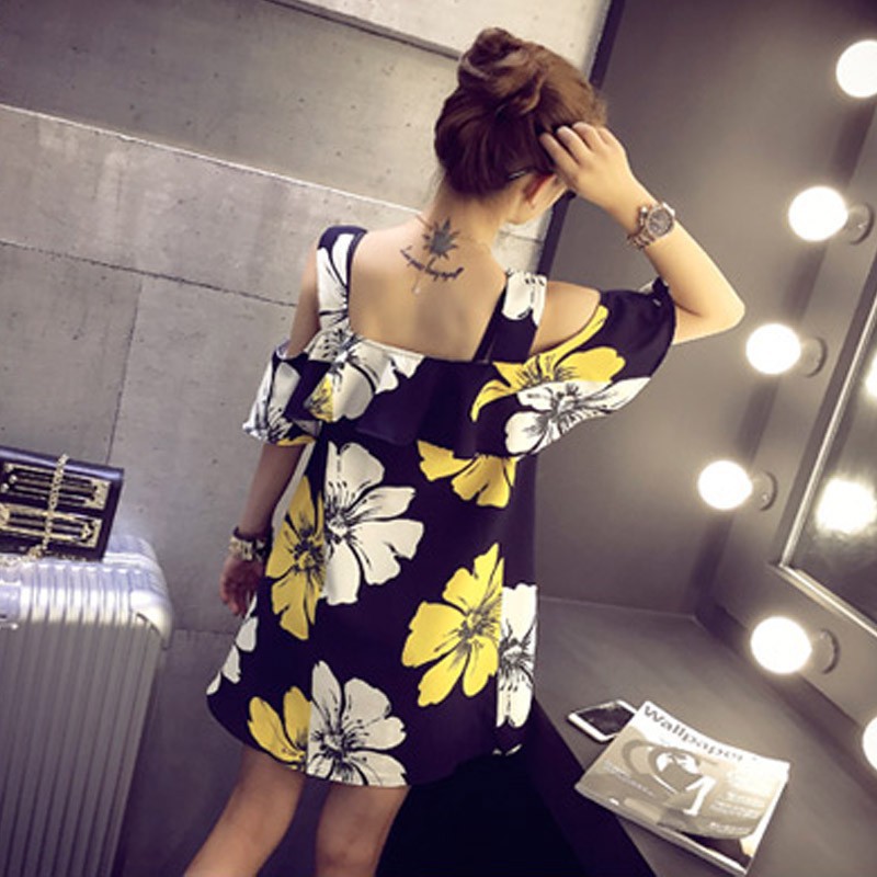 Dress Model Bahu Off Shoulder dengan Motif Print Floral, Gaya Korea