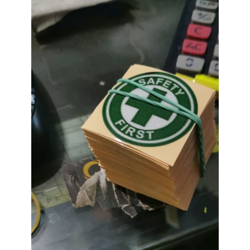 STICKER HELM SAFETY FIRST 5x5 CM MENYALA
