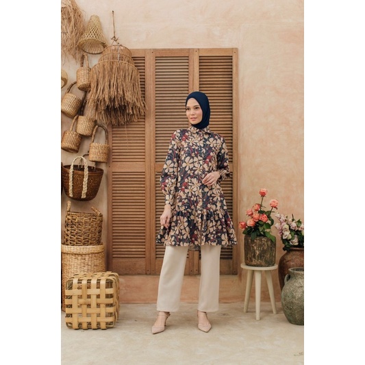 SUDAH PESANAN Daisy tunik night sky size S wearing klamby