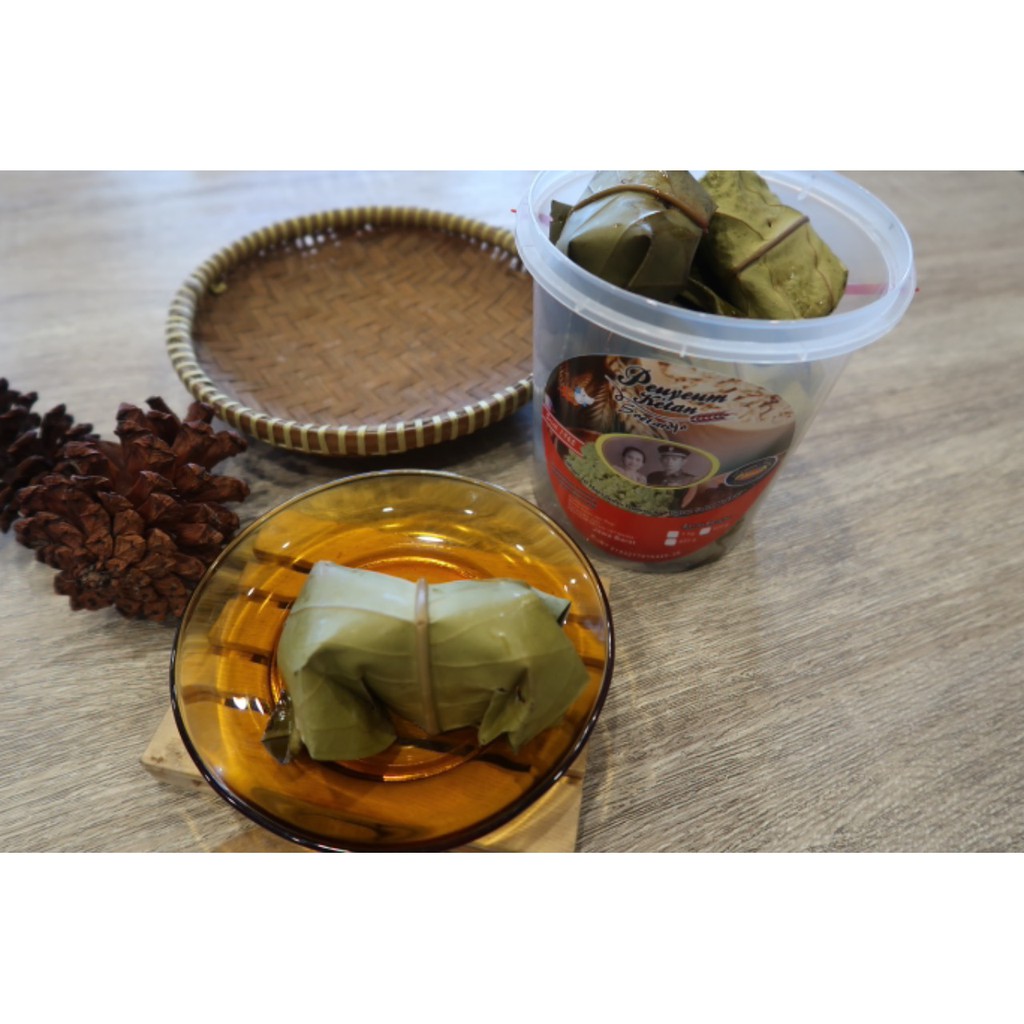 

Peuyem Ketan Istimewa Bungkus Daun Jambu