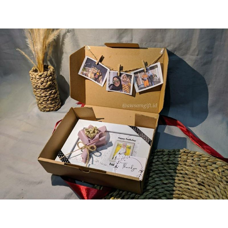

Kado wisuda, sempro, anniversary kekinian dengan frame 4R ada foto polaroid dan box packing