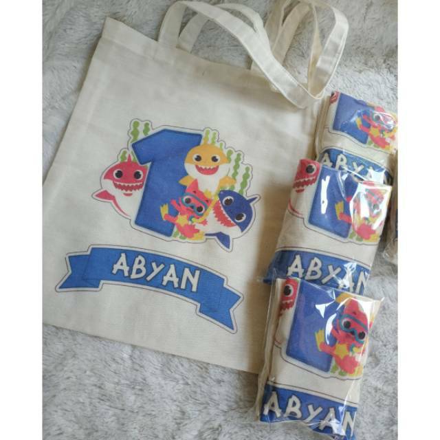 

Totebag ukuran 25*30 cm. Cocok untuk souvenir pernikahan, ultah maupun acara kantor