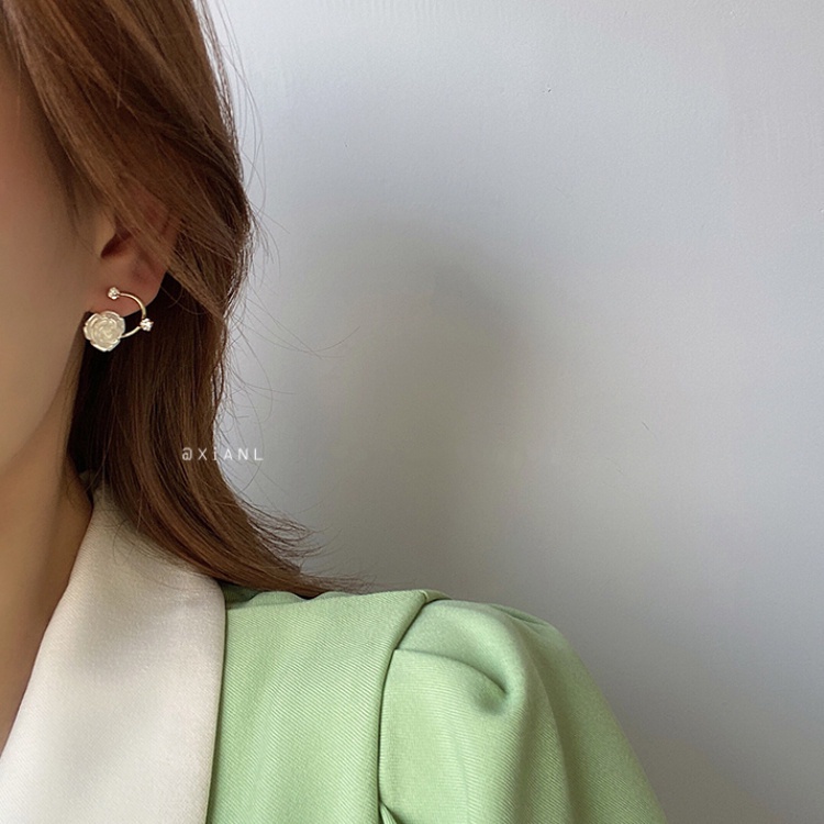 Anting Kamelia Putih Berlian Berkilau Berbentuk C Lady Temperamen Manis Korea