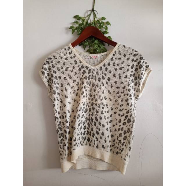 Kaos motif leopard putih hitam