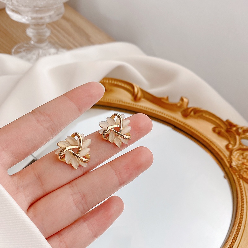 Anting Stud Desain Bunga Anggrek Kelinci Pita Gaya Vintage Korea Minimalis Untuk Wanita