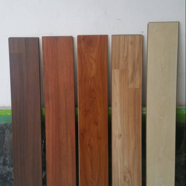 Parkit lantai laminating floor bekas kondisi bersih utuh Parkit lantai laminating floor bekas kondisi bersih utuh