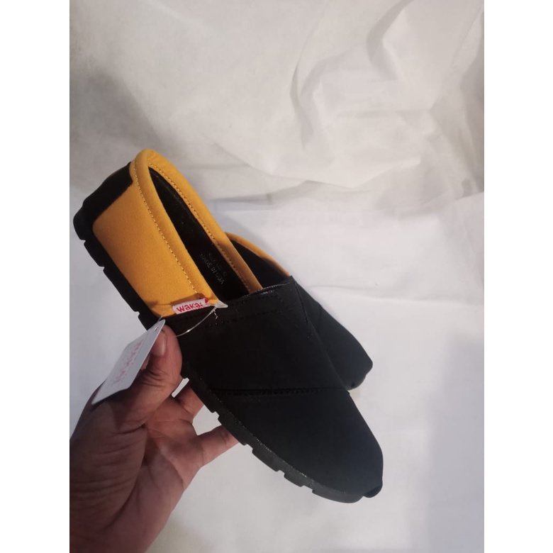 sepatu wakai slip on hitam kuning unisex size 36-43