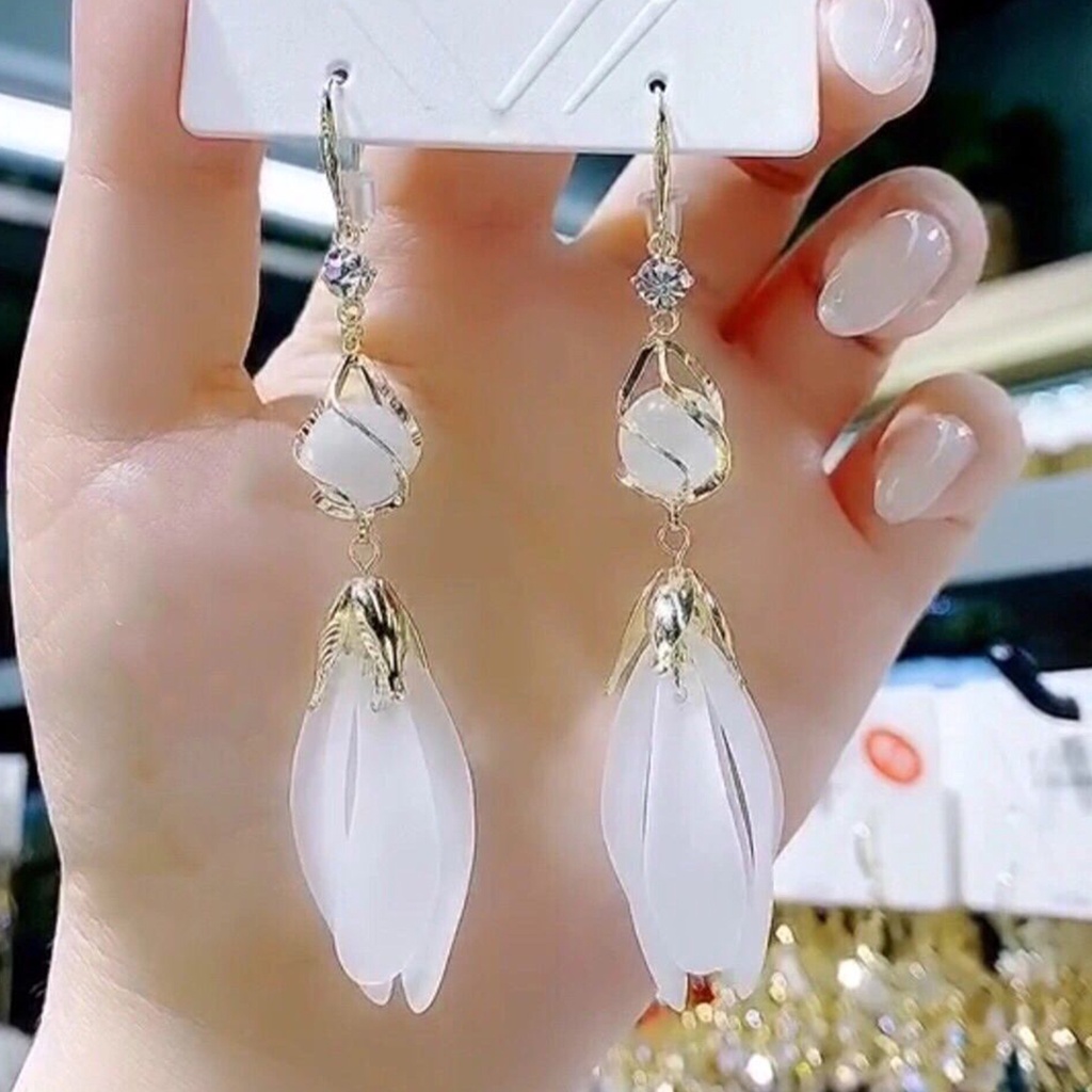 Hu Hu Hu Hu Hu Alat Bantu Pasang Kacamata♡ 1 Pasang Anting Kait Rumbai Panjang Bentuk Kelopak Bunga Warna Putih Tahan Aus Untuk Dekorasi