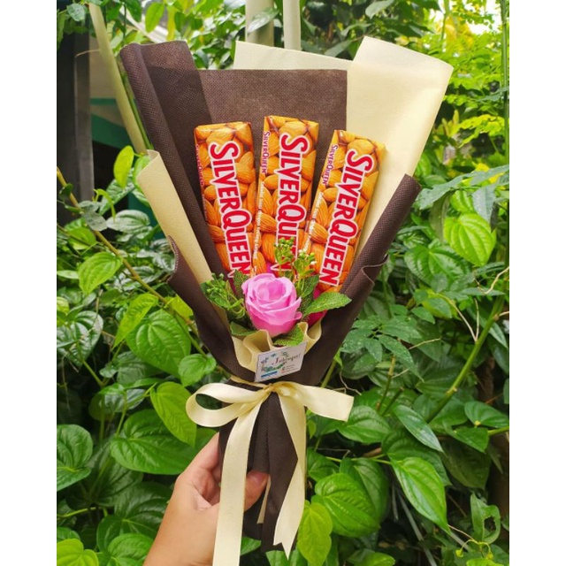 (K) buket silverqueen dan bunga cantik hadiah anniversary hari guru valentine hari ibu/paket/bingkisan Snack Ulang Tahun/Ultah/ Wisuda/Kado/Hadiah