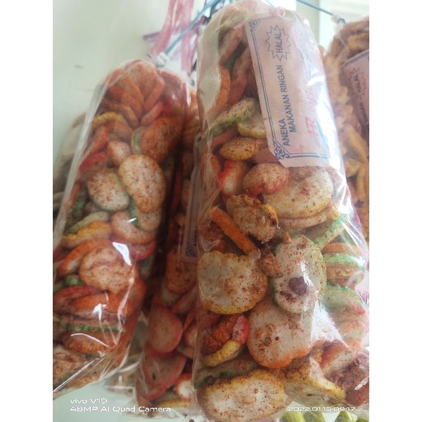 

Aneka kerupuk (kerupuk bawang, tempe, jengkol,bawang pedas, )