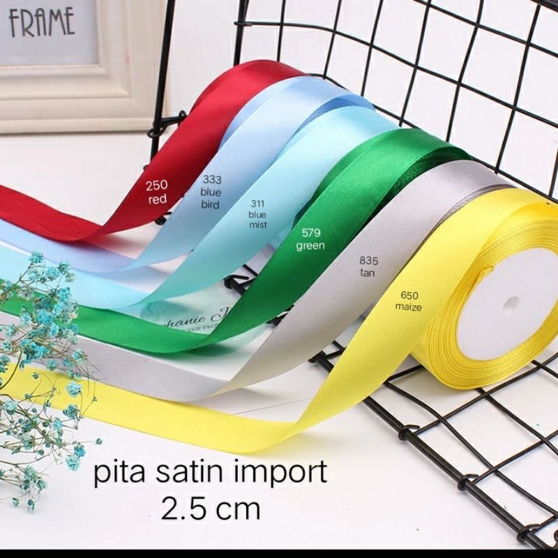 

Pita satin import Pita satin Dua sisi Pita satin double side 2.5 cm Rp.20.000 / 5 yard