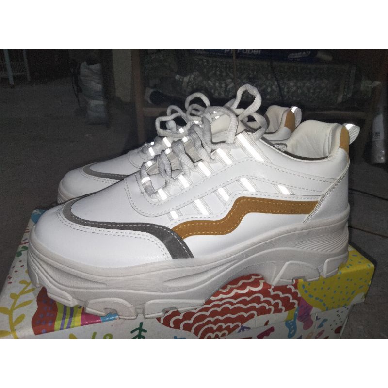 [PRELOVED] SEPATU SNEAKER SYRA PUTIH UK 40 STRIP GLOW IN THE DARK