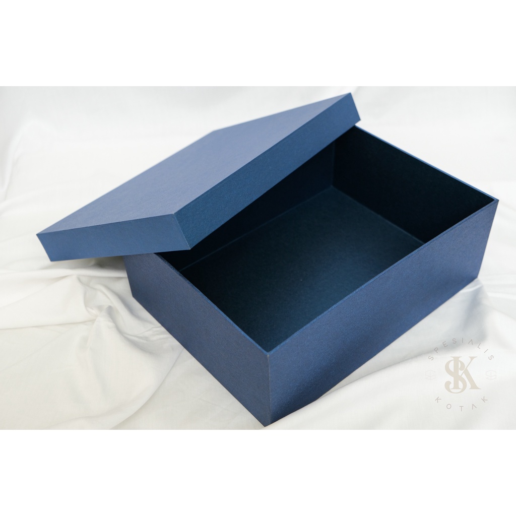 

SURABAYA. Gift Box / Box Hampers / Kotak Kado . HARDBOX 28 21 10(KS)