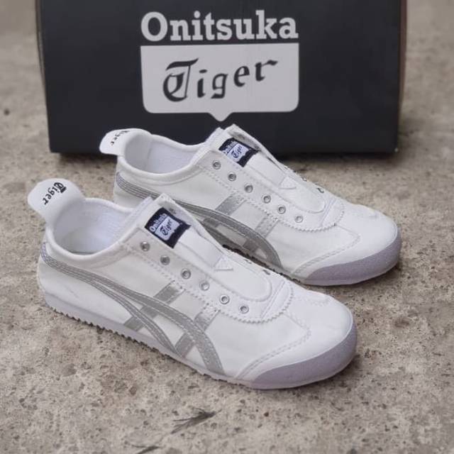 SEPATU ONITSUKA TIGER SLIP ON WANITA PUTIH SILVER
