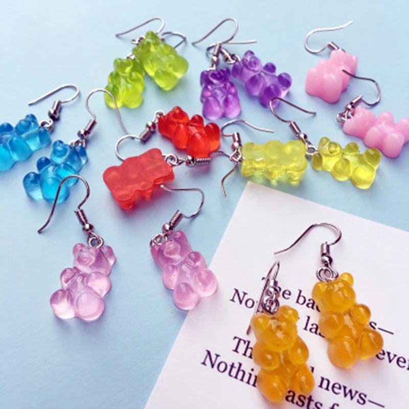 1 Pasang Anting Tusuk Gantung Panjang Desain Kartun Beruang Bahan Resin Warna Permen Untuk Pengantin