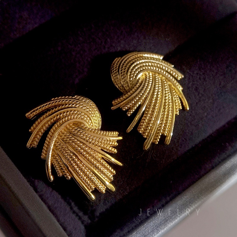 Anting Tusuk Gantung Bahan Metal Desain Anyaman Gaya Retroeropaamerika Untuk Wanita