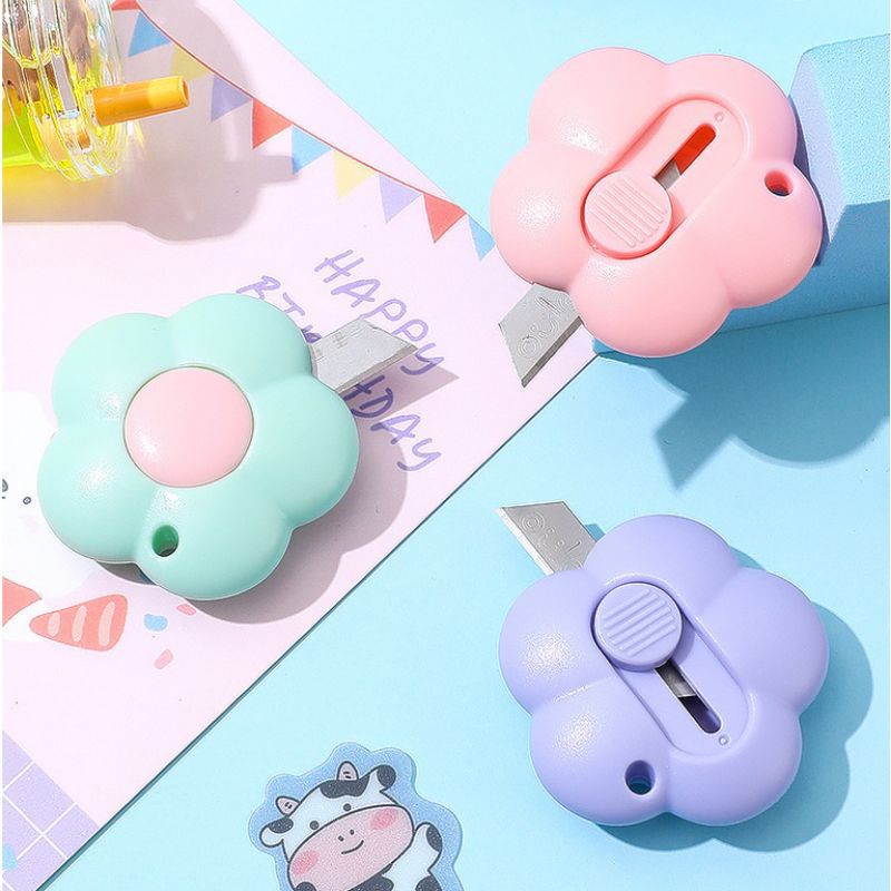 

PISAU MINI CUTTER FLOWER / SILET KECIL / CUTTER LUCU PISAU PEMOTONG KERTAS DESAIN LUCU FLOWER PISO CUTER
