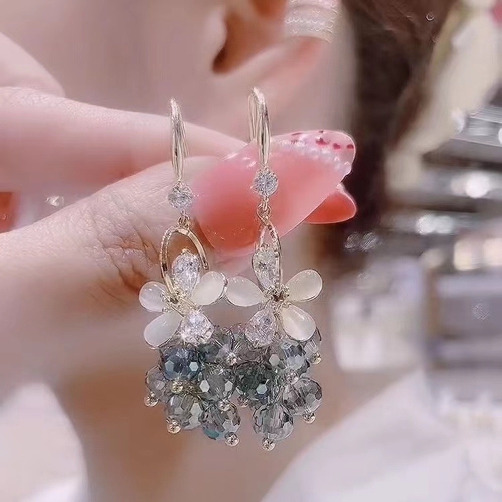 Anting Gantung Panjang Model Bunga Kristal Berkilau Vintage Untuk Wanita